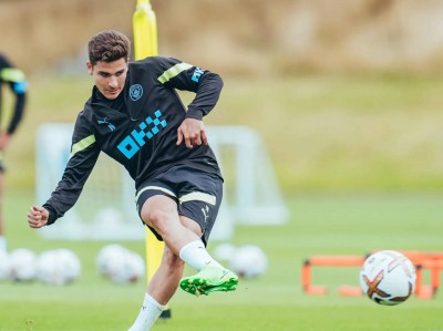 爱游戏体育-托特纳姆训练开放日，加时末段调整名单引欢呼，社区盾在即，年轻球员得到机会的简单介绍