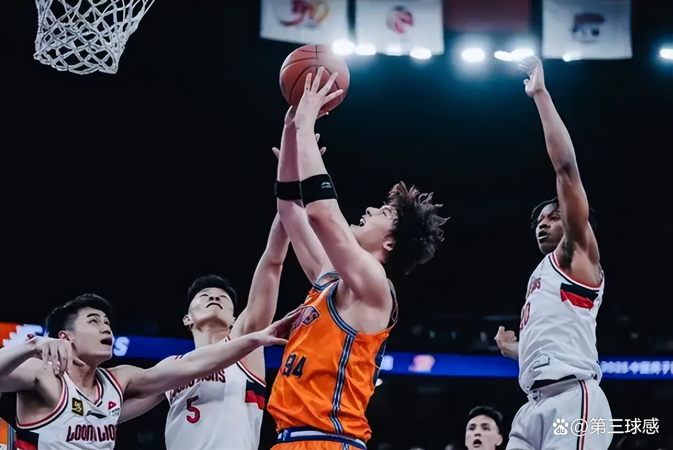 赛地聚焦——CBA季后赛今晚热度飙升；奥兰多魔术绝杀压哨；引发热议；年轻球员得到机会的简单介绍